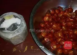 Illustration of how to make small tomatoes mixed with sugar 1