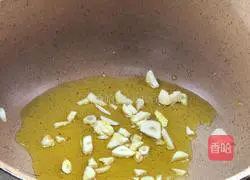 Illustration of how to make Chinese cabbage with wolfberry, walnuts and sour cabbage 4