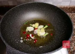 Illustration of how to stir-fry cabbage vermicelli 7