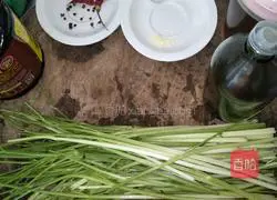 Illustration of how to make cold celery 1