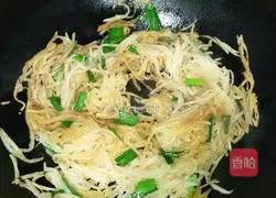 Illustration of how to stir-fry shredded radish with garlic sprouts 10
