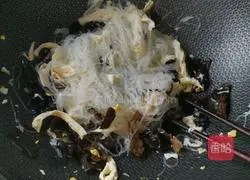 Illustration of how to stir-fry fungus and bean vermicelli 6