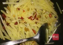 Illustration of how to make spicy and sour potato shreds 8