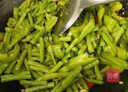 Illustration of how to make fried beans with green pepper 12