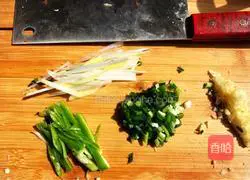 Illustration of how to make cold lotus root slices 4