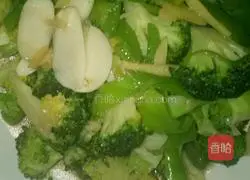 Illustration of how to stir-fry broccoli with green pepper 3