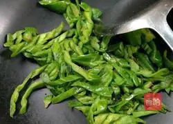 Illustration of how to cook chives and peppers 1