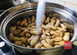 Illustration of how to make braised peanuts 5