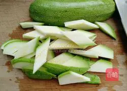 Illustration of how to make spicy zucchini 3
