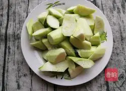 Illustration of how to stir-fry luffa vermicelli 3