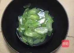 Illustration of how to make cold lettuce slices 2