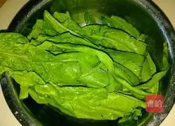 Illustration of how to make cold lettuce leaves 1