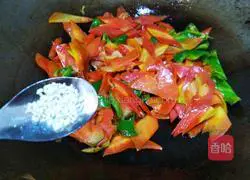 Illustration of how to make green pepper and carrot slices 11