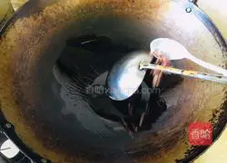 Illustration of how to stir-fry sauerkraut with shredded potatoes 4