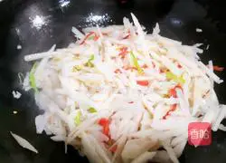 Illustration of how to make spicy and sour lotus root strips 8