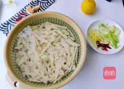 Illustration of how to make lemon and lotus root strips 4