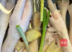 Soak Illustration of how to make pepper and chicken feet 3