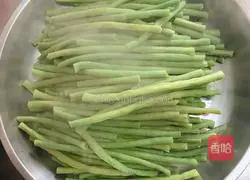 Illustration of how to stir-fry cowpeas 3