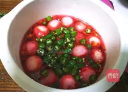 Illustration of how to make radish with osmanthus honey juice 5