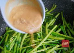 Illustration of how to make garlic bean curd and water spinach 6