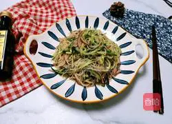 Illustration of how to mix cucumber with vermicelli 7