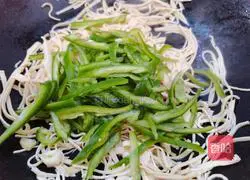 Illustration of how to stir-fry thousands of green peppers 10