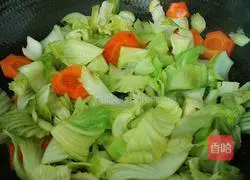 Illustration of how to stir-fry carrots and mustard greens 7