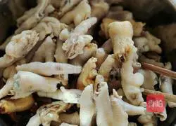 Illustration of how to make spicy and sour chicken feet 6