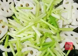 How to stir-fry lotus root with pork slices Illustration 11