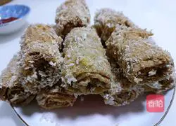 Illustration of how to make snowflake meat and bean curd skin rolls 12