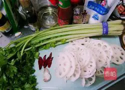 Illustration of how to make spicy and sour lotus root slices 1