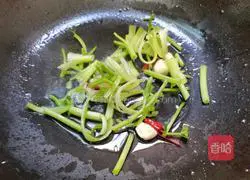 Illustration of how to stir-fry soybean sprouts 9