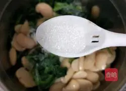 Illustration of how to make white kidney beans mixed with spinach 14