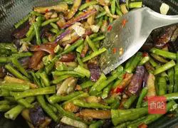 Illustration of how to make fried eggplant and beans 18