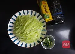  Illustration of how to make stir-fried shredded lettuce 1