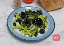 Illustration of how to make stir-fried broccoli with black fungus 10