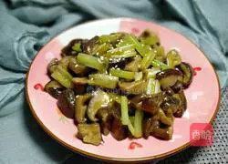 Illustration of how to stir-fry celery with mushrooms 9