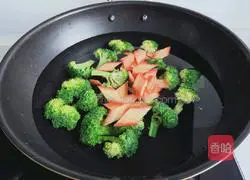 Illustration of how to make fried broccoli with fungus 5