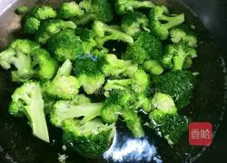 How to mix broccoli with olive oil Illustration 4