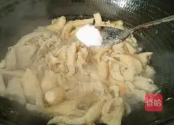 Illustration of how to stir-fry oyster mushrooms and broccoli 8