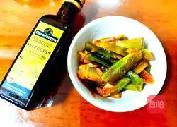 Illustration of how to make lettuce sticks with juice 11