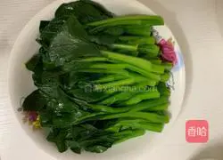 Illustration of how to make garlic greens 3