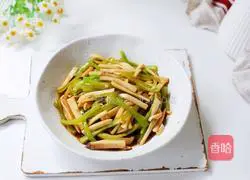 Illustration of how to stir-fry king oyster mushrooms with green pepper 10