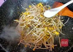 Illustration of how to stir-fry soybean sprouts with pickled vegetables 6