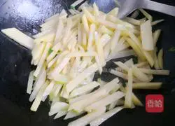 Illustration of how to stir-fry shredded potatoes with green peppers and carrots 6