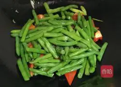 Illustration of how to cook long beans with red pepper and sauce 7