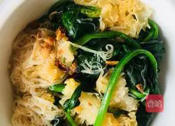 Illustration of how to make cold white fungus and spinach vermicelli 7