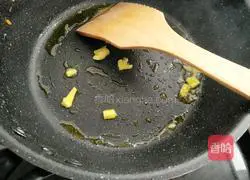 Illustration of how to stir-fry broccoli with yellow pepper 10