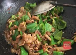Illustration of how to make fried pork slices with green pepper 8