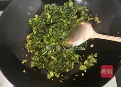 Illustration of how to make garlic lettuce leaves 11